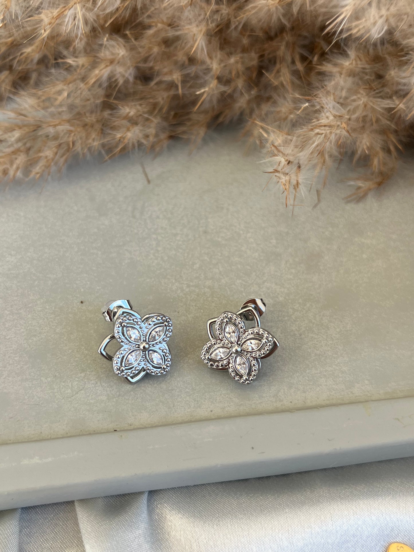 Σκουλαρίκια Ατσάλινα Καρφωτά Λουλούδι με Ζιργκόν 'Aldora'