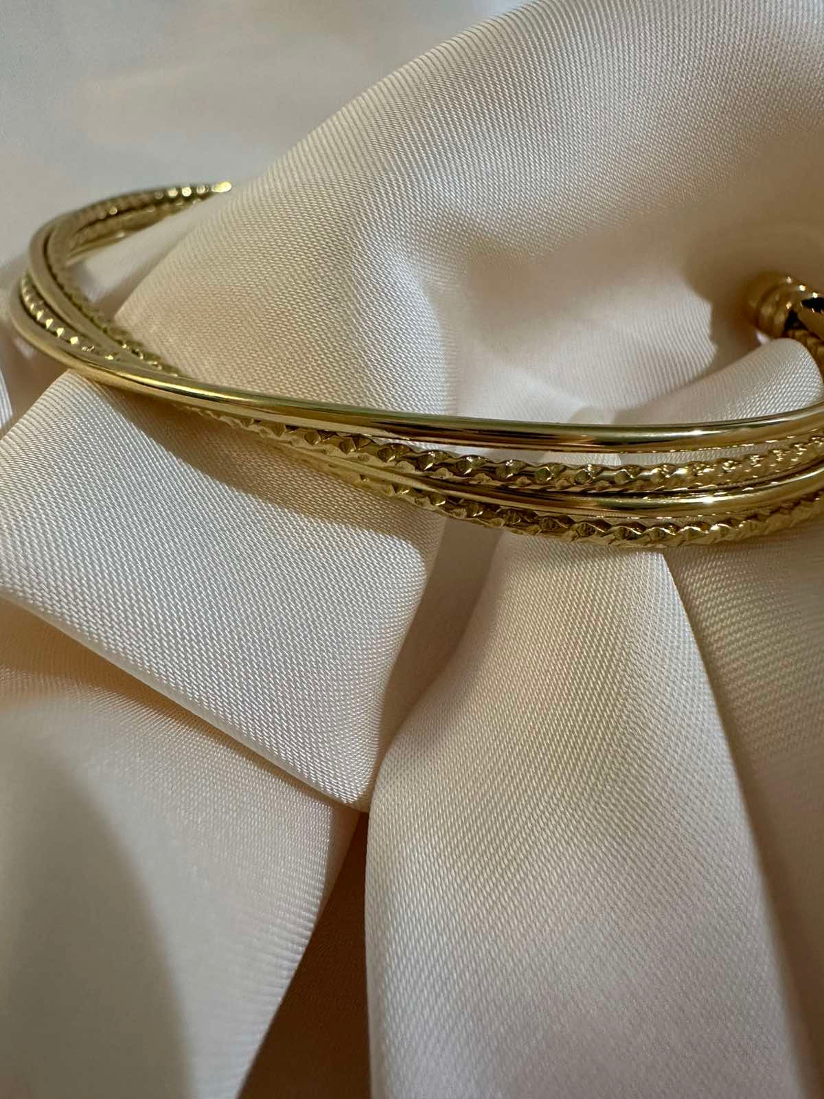 XENIA – One Size Stainless Steel Handcuffs