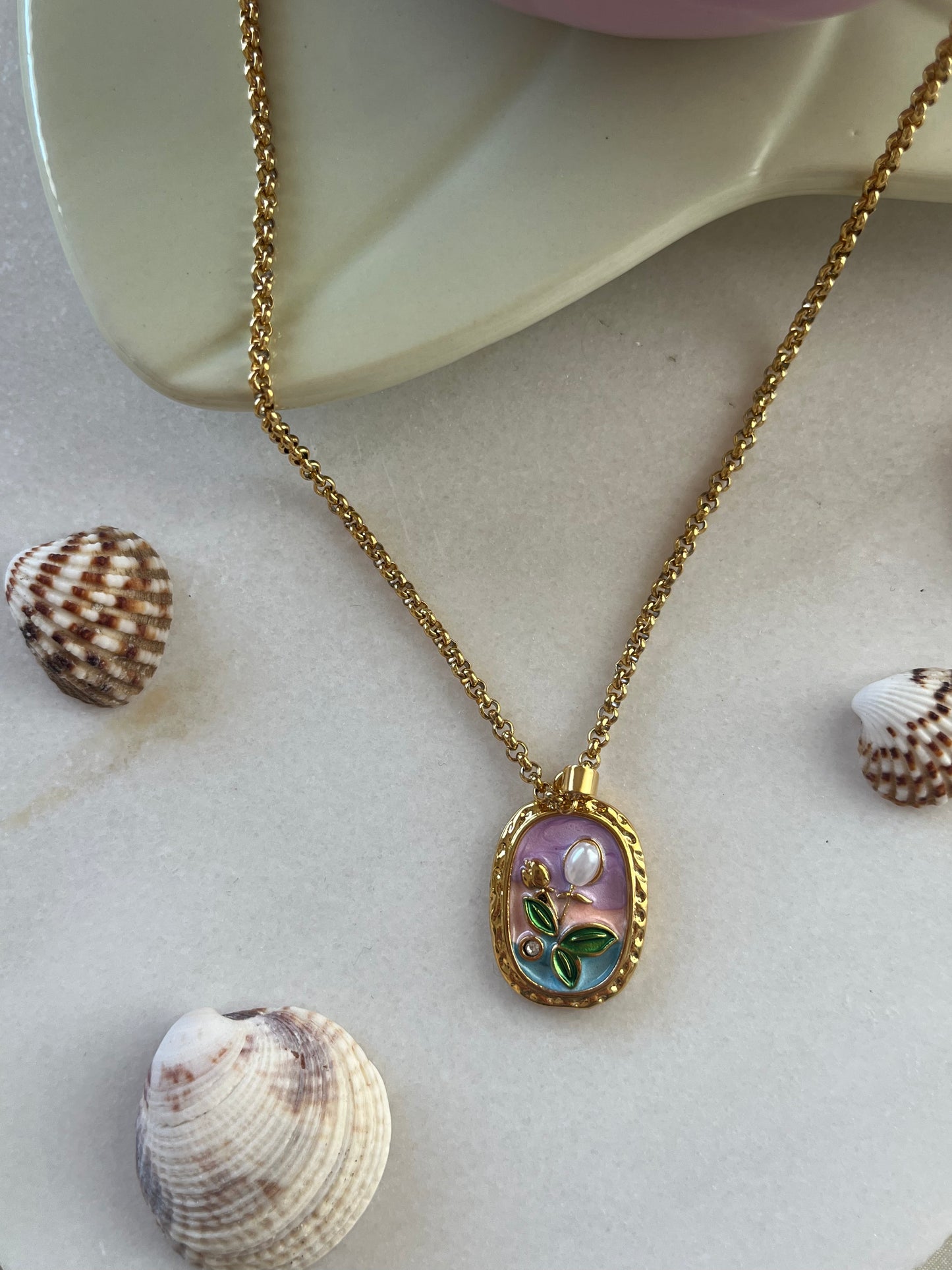 Vintage Charm Tulip – Κολιέ με Πέρλα & Λουλούδι από Ανοξείδωτο Ατσάλι