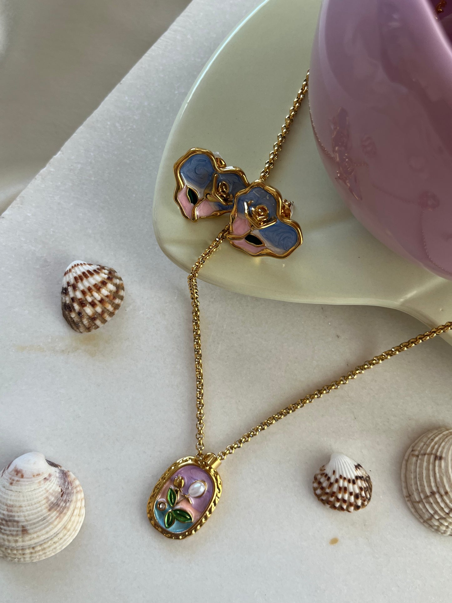 Vintage Charm Tulip – Κολιέ με Πέρλα & Λουλούδι από Ανοξείδωτο Ατσάλι