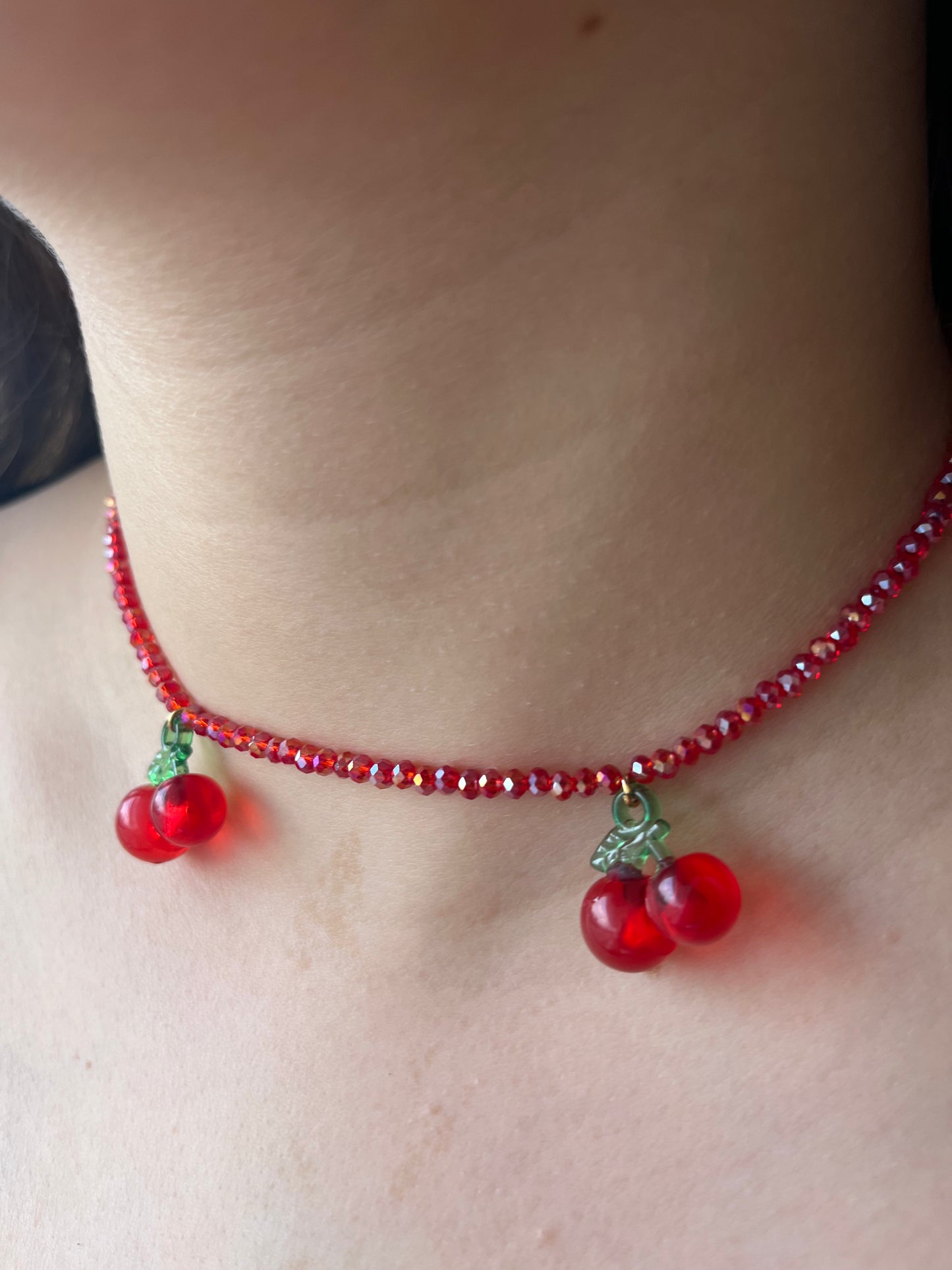 Murano Cherry Pop – Χειροποίητο Ατσάλινο Κολιέ με Χάντρες & Κερασάκι