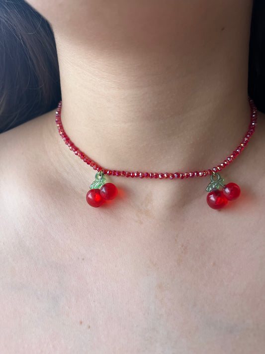 Murano Cherry Pop – Χειροποίητο Ατσάλινο Κολιέ με Χάντρες & Κερασάκι