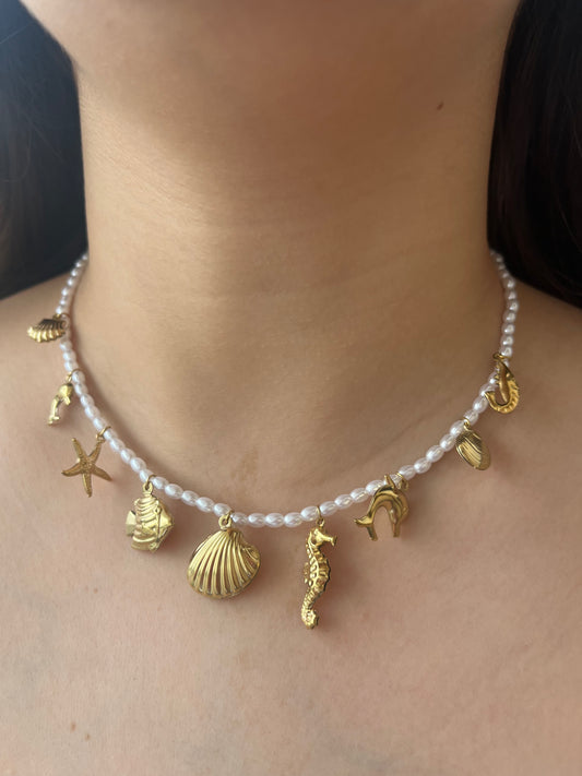 Charm Ocean Crown – Χειροποίητο Ατσάλινο Κολιέ με Χάντρες & Charm