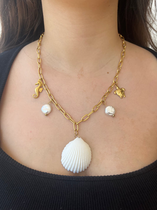 Charms Astypalaia – Χειροποίητο Ατσάλινο Κολιέ με Κοχύλι