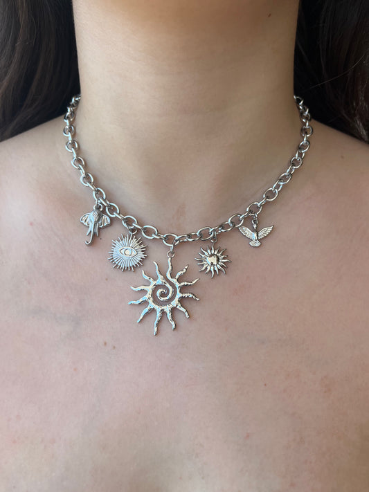 Charms Sol de Janeiro – Χειροποίητο Ατσάλινο Κολιέ με Ήλιο & Καλοκαιρινό Vibe